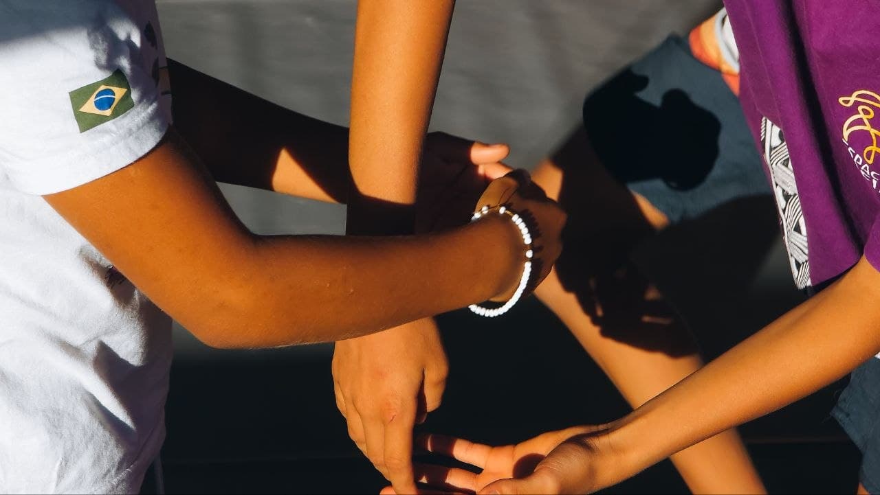 Mãos unidas em roda — união e relações na prática do ZUZ