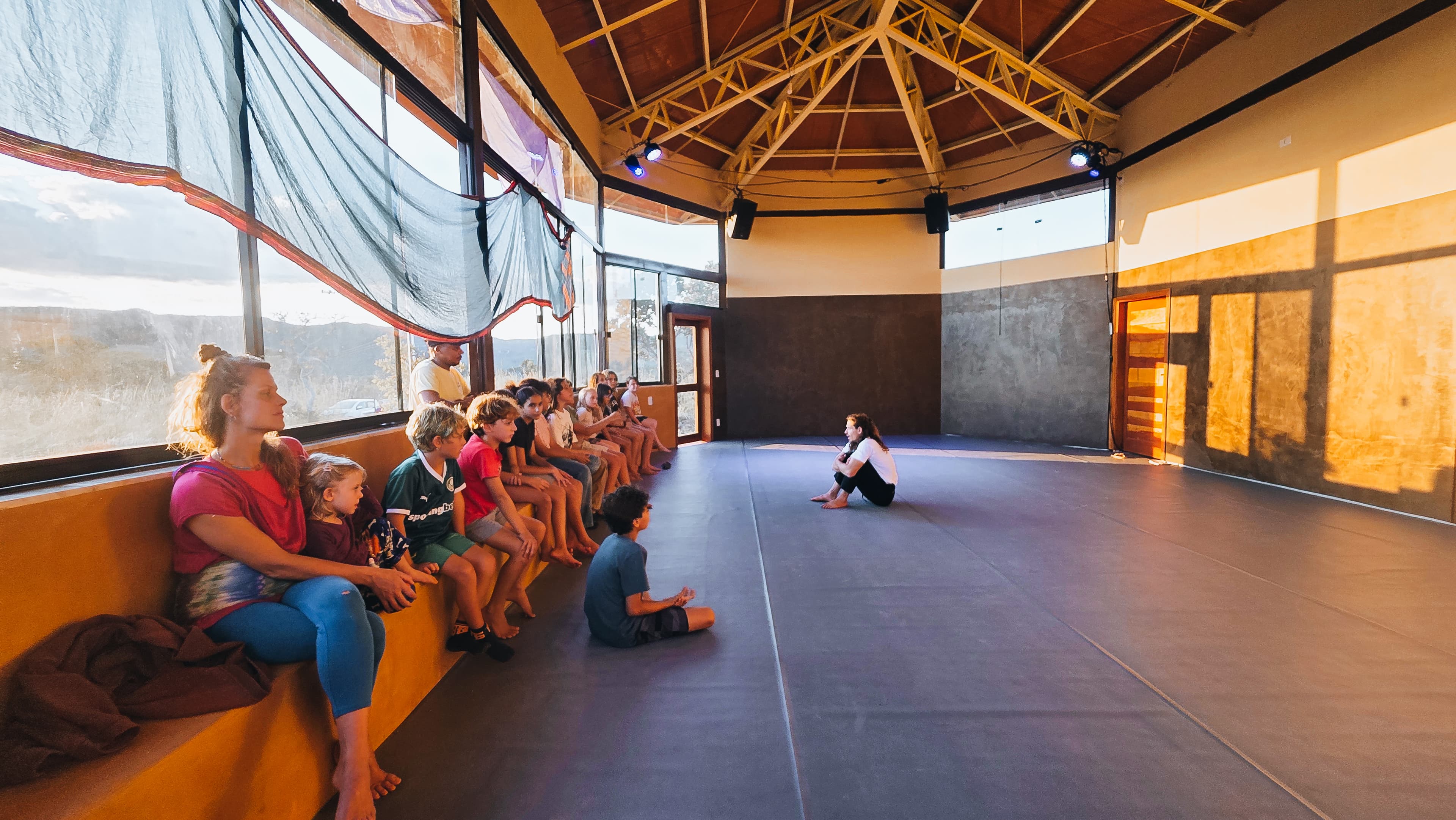 A sala de movimento do ZUZ — domo de madeira com vista para o Cerrado da Chapada dos Veadeiros